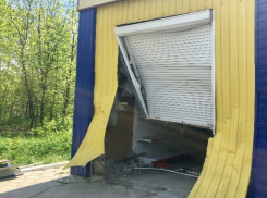 В Шахтах ГАЗель протаранила витрину магазина 