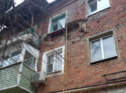Обрушилась часть стены дома, готовящегося к расселению