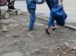 Парадокс: подойти к пешеходному переходу в Шахтах можно только по проезжей части