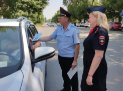 Детские послания и рисунки вручили полицейские шахтинским автомобилистам