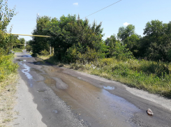 По улицам поселка Власовка разлились реки, напоминающие жителям просторы Дона