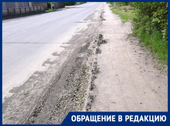 Задыхаемся от пыли: жительница Петровки Светлана жалуется на грязь и мусор у дорог поселка