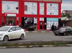 Иномарка «припарковалась» в витрине магазина