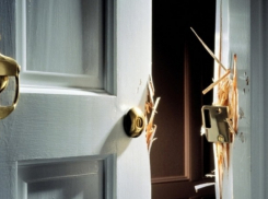 Шахтинец с топором ограбил свою знакомую