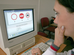 Сдавать на права придется по новым билетам