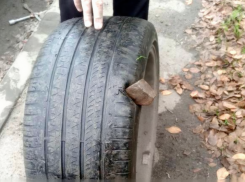 Водители в Шахтах пробивают колеса из-за щебня на улице Калинина