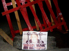 В шахтинских ямах появились покрышки с портретом сити-менеджера Игоря Медведева