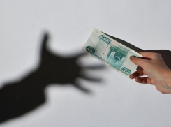 В Шахтах инспектора Россельхознадзора поймали на взятке в 30 000 рублей
