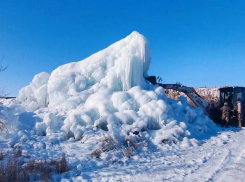 Водоканал добрался до арт-объекта в виде глыб льда в Шахтах