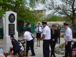 В Шахтах открылся памятник погибшим полицейским