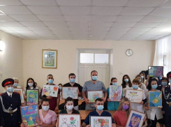 Кадеты подарили врачам ковидного госпиталя свои картины