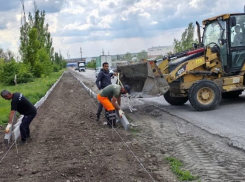 Продолжается строительство тротуара вдоль дороги по улице Доронина