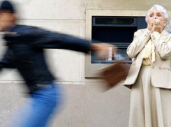 Шахтинец вырвал у пенсионерки сумку с четырьмя тысячами рублей 