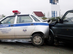 Резвый таксист протаранил машину ДПС, пока полицейские оформляли протокол на нарушителя в Шахтах