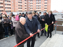 В Шахтах переселенцы из ветхого жилья переехали в новых дом на 90 квартир