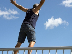 В Шахтах жертва несчастной любви пыталась покончить с собой, спрыгнув с моста