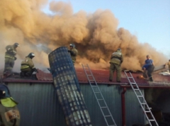 В Шахтах сгорело около 200 квадратных метров продовольственной базы