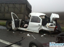 На трассе под Шахтами в ДТП погибли водитель такси и его пассажир