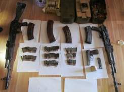 Склад оружия и боеприпасов обнаружили полицейские, расследуя неуплату трех миллионов налогов в Шахтах