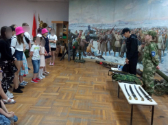 Традиционное казачье оружие продемонстрировали шахтинским школьникам в ходе экскурсии по музею