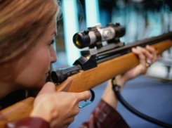 Осудили шахтинку, выстрелившую в ребенка из пневматической винтовки