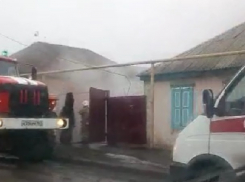 В пожаре на улице Промышленной пострадали два человека