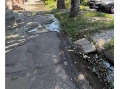 Порыв воды затапливает территорию и размывает грунт на улице Ленина в Шахтах