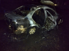 В поселке Артем ночью пылала иномарка