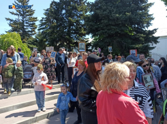 Новым маршрутом «Бессмертный полк» в Шахтах пронес своих героев к Вечному огню