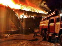 В Шахтах на Милиционной сгорели склады
