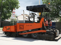 Дорожники начали латать ямы по переулку Енисейскому