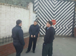 Появилось видео, на котором опального шахтинского депутата не выпускают из СИЗО