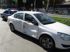 В Шахтах выехавший на красный «Нисан» столкнулся с «Опелем» и влетел в ограждение