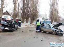 В Каменске-Шахтинском таксист спровоцировал тройное ДТП