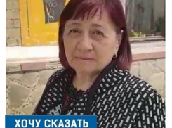 На улице Советской в Шахтах с дома на тротуар летят камни