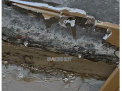 Два года протекает крыша и затапливает квартиры на улице Холодова в Шахтах