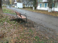 Лавочки в Шахтах установили, но тротуары сделать забыли