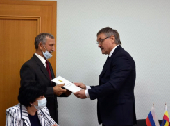 Рисовка или признание неправоты: альтруист-дорожник получил благодарственное письмо из рук главы города