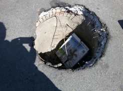 Машины попадают в ловушки из сломанных люков, брошенных дорожниками на проспекте Чернокозова в Шахтах