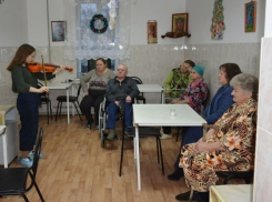 Играла скрипка, нежно пела флейта – концерт для одиноких стариков подготовили юные шахтинцы