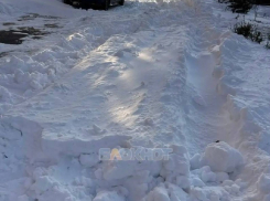 Жители города жалуются на заваленные снегом дворы