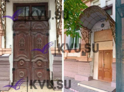 В Шахтах на объекте культурного наследия заменили резную дверь на современную