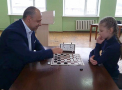Шахтинский депутат сыграл в шашки с юной вице-чемпионкой мира