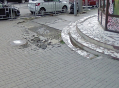 Стало известно, когда в Шахтах восстановят разрушенную плитку на углу площади Солдата