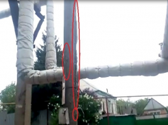 Аварийный бетонный столб угрожает рухнуть на газовую трубу в Шахтах 