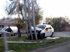 В Шахтах таксист уснул за рулем и врезался в рекламный щит