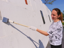 На могилах ветеранов и мемориалах наводят порядок шахтинские волонтеры: так в городе провели Праздник Весны и Труда