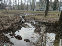 Спортивную площадку школы № 38 в Шахтах топит порыв воды