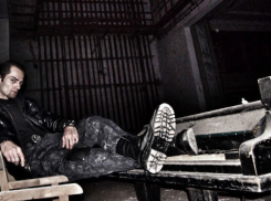 Участник «Битвы экстрасенсов» Намтар Энзигаль сфотографировался в разрушенном шахтинском ДК имени Мешковой