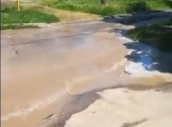 Река «Хуанхэ» разлилась по двору многоквартирного дома в поселке ХБК города Шахты